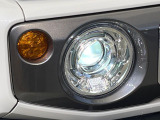 【LEDヘッドライト】悪天候や夜間走行時も良好な視界を確保し安心して運転できる高輝度LEDヘッドライトを装備!点灯速度が早く、消費電力も抑えられています。