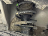 お車を安心してお乗りいただく為には、足回りの定期点検が欠かせません。サービスサポート(有償保証)では無料点検もご提供しており、安心のカーライフをお過ごしいただけるサポート体制が整っています。