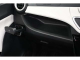 インパネテーブル装備!車内での小物などを一時的に置くとき利用できます。ドリンクホルダー装備! 美味しい飲み物 飲みながら 快適なドライブいかがですか♪