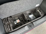 ラゲッジスペースのボードの下に収納スペースとパンク修理剤電動コンプレッサーがあります。