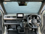 運転席周りです。カップホルダーや小物の収納などは必須ですよね!!使い勝手の良いつくりになっております!!