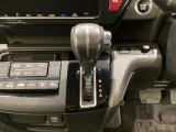 CVT車のセレクトレバーです。低速から高速まで、変速ショックのないスムーズな走りを実現するとともに、エンジン効率のよい領域を維持することで燃費にも貢献します。