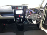 運転席周りのレイアウトをご覧ください。ナビゲーションが綺麗に装着されすっきり収まってますね!