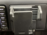 携帯電話や小物などを入れておくことができるホルダー付きです。