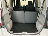 いろいろな使い方ができる広くて使い勝手のいい荷室。※一部、角度調整などができない車種もございます