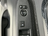 狭い駐車場で便利な電動格納ドアミラーが付いています。