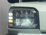 【LEDヘッドライト】悪天候や夜間走行時も良好な視界を確保し安心して運転できる高輝度LEDヘッドライトを装備!点灯速度が早く、消費電力も抑えられています。