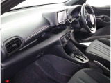 高いホールド性で運転姿勢が安定します。長距離ドライブでも疲れにくいのが魅力です。快適なドライビングライフをお送りください♪