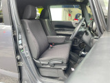 ひじ掛けのついたベンチシートタイプの運転席です。
