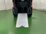 スロープにより車いすのままで乗り降りできます。車いすをご利用の方の移動をサポートするとともに、介護する方の負担を軽減します。