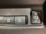 【ハンズフリー機能付き両側パワースライドドア】スライドドアの下に足先を入れてすぐ引くと、自動的にスライドドアが開閉します!荷物で両手がふさがった状態でも、ドアの開閉ができてとっても便利!