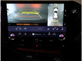 パノラミックビューモニター。車両を上から見たような映像を表示。運転席から目視しにくい車両周囲の状況をリアルタイムで確認できます。