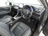 シンプルで使いやすいデザインの運転席です。