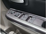 ドア内側、手の届きやすい位置にドアガラスの開閉スイッチ(パワーウインドウ)があります。運転席にはいたずら防止のためのロック付!