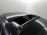 【パノラマルーフ】前席のチルト・スライド式ガラスルーフに加えて後席までガラスルーフが広がっている為、開放感あふれる室内空間を演出いたします。