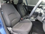 MAZDA自慢の大柄なシートが、しっかりと身体を支えます。大型シートフレームとやや硬めのクッション材が無駄な沈み込みを抑え、路面状況も掴みやすくなっています。