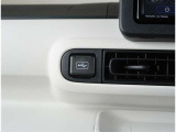 【USBポート】オーディオ/充電用と使い分けが出来てとっても便利です。