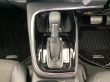 運転席周辺のスマートなレイアウトが、操作のしやすさを実現。快適なドライブをサポートします。手元で操作ができる、電子制御パーキングブレーキ。