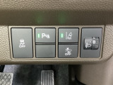 ハンドルの右側にはヘットライトリベライザーとHondaセンシング用のメインスイッチがついています。ヘッドライトリベライザーは道路状況や積荷の加重に応じてライトの高さを調節できます。