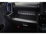 インパネテーブル装備!車内での小物などを一時的に置くとき利用できます。ドリンクホルダー装備! 美味しい飲み物 飲みながら 快適なドライブいかがですか♪