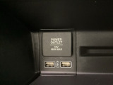 助手席前には横長のトレーとアクセサリーソケットがついています。その下に充電可能なUSB端子が2個ついていますので、手前のトレーにスマートフォンを置いて移動中でも充電できるので便利です。