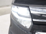 ハイビームで走行中、対向車を検知し操作することなく部分的に遮光する、ADB(アダプティブドライビングビーム)を装備。対向車に眩しい思いをさせることなく、ハイビームの視認性を確保します。