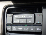 オートエアコンは左右席で独立温度コントロールが可能です。運転席はキンキンに冷やして助手席はマイルドにと言った設定が可能です☆暑さ寒さでケンカすることもなくなりますね♪