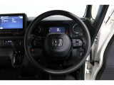 運転中もハンドルでの操作が可能です。特に高速道路等の目が離せない運転時には、便利さだけでなく、安全性も兼ね備えております。