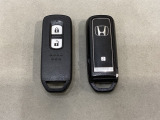 スマートキーを装備しています。鍵を差し込むことなくドアロックの開け閉めと、スタートボタン操作でのエンジンスタートができます。スペアキーも同じものを用意しております。