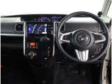 高いホールド性で運転姿勢が安定します。長距離ドライブでも疲れにくいのが魅力です。快適なドライビングライフをお送りください♪
