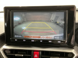 リバースギアに入れるだけで後方の表示へ切り替わります。夜間や雨の日の駐車も楽になりますよ。