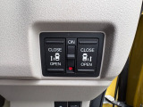 『両側電動スライドドア』 スーパーなどでの狭い駐車場でも乗り降りが楽々♪お子様が隣の車にドアを当ててしまう心配もございません!小さなお子様連れの方もこれで安心。