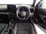 革巻きステアリングで快適な操作性の運転席です。