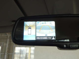 【スマートルームミラー】後方の映像を高精細モニターに映し出し、荷物や乗員で視界が遮られても安全に確認可能。夜間や雨天でもクリアな視界を確保する先進装備です。