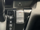 パーキングブレーキは信号待ちなどでブレーキペダルを踏んで停車した後、ブレーキペダルから足を離しても車がそのまま停止状態を維持できるオートホールド機能付き!