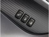 運転席シートメモリー機能を装備!お好みのシートポジションを登録でき、ボタンひとつで簡単に呼び出せる便利な装備でせう!!