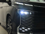 高輝度で点灯速度が速く、しかも消費電力の少ないLEDヘッドライトが装備されています!LEDの明るい光が走行中の視界の確保をサポートして、夜のドライブがより楽しく安全に運転できます♪