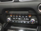運転席・助手席にはシートヒーターを、またステアリングにもヒーターを内蔵。寒季節にも安全で快適な操作をサポートします。