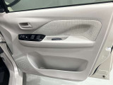 【運転席ドア】ボトルホルダーや収納ポケットが付いているので運転席周りもスッキリ保てます★