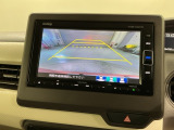 リバースギアに入れるだけで後方の表示へ切り替わります。夜間や雨の日の駐車も楽になりますよ。