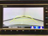 【バックカメラ】運転が苦手な方も車庫入れラクラクです!ギアをリバースに入れれば自動的に切り換わりますので、面倒な操作は不要です♪狭い駐車場もお車を傷つけず安心ですね!