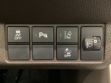 ハンドルの右側にはヘットライトリベライザーとHondaセンシング用のメインスイッチがついています。ヘッドライトリベライザーは道路状況や積荷の加重に応じてライトの高さを調節できます。