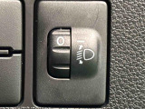 対向車や先行車への配慮が可能。積載物の状況に応じてヘッドライトの照射角度を手動調整できるスイッチ。