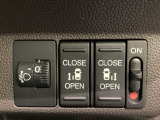 両側電動スライドドアは運転席から操作ができるよう、操作スイッチが付いています。その下にはヘットライトリベライザーのスイッチがついています。道路状況や積荷の加重に応じてライトの高さを調節できます。