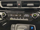 オートエアコンは温度を設定するだけで、自動で風量などを設定してくれます。運転しながら操作も必要ないので、安全性も向上します。