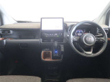 スイッチ類やメーター類を見やすく配置した、直感的で扱いやすいインパネ。初めて運転される方でも、迷わず操作出来る安心設計です。