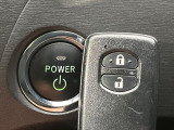 【オートエアコン】一度お好みの温度に設定すれば、車内の温度を検知し風量や温度を自動で調整。暑い&hellip;寒い&hellip;と何度もスイッチ操作をする必要はありません。快適な車内空間には必須の機能ですね♪