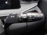 アダプティブLEDヘッドライトシステムは、照射パターンを変化させて対向車や先行車が眩しくならないようにハイビームをキープすることで、良好な視界を確保します。もちろん自動点灯/消灯するオートライトも。