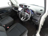 シンプルで使いやすいデザインの運転席です。