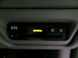 ETC付。高速道路の料金所はキャッシュレスで通過です。サービスエリア等にあるスマートインターの出入りも利用可能でとっても便利。ご納車後すぐにお使い頂けるようセットアップしてのお渡しとなります。